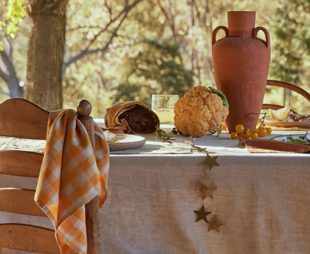 How to Decorate Your Table with a Linen Tablecloth?