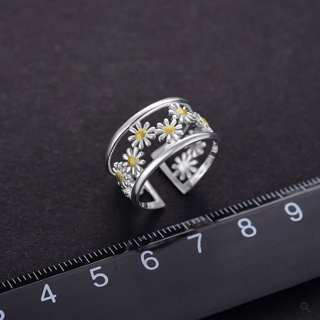 Dainty Daisy - Adjustable Ring